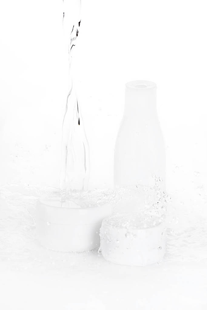 gotas de agua cayendo en botella y cajas
 - Foto, imagen