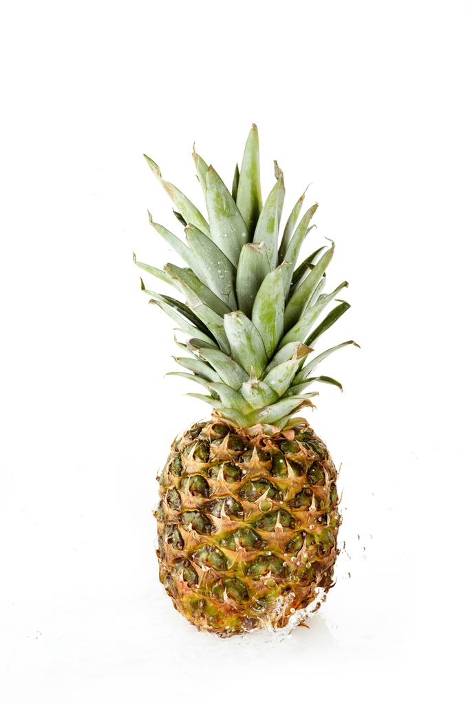čerstvý ananas s kapkami vody - Fotografie, Obrázek
