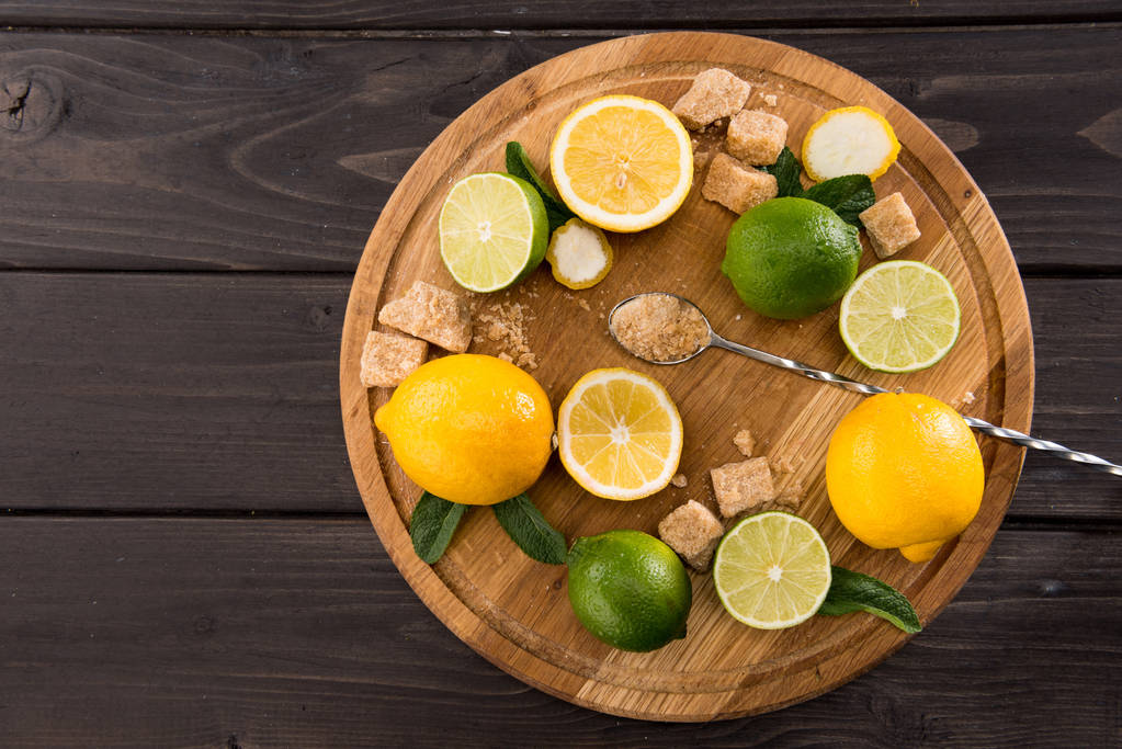 cytryny i Limy z brązowego cukru - Zdjęcie, obraz