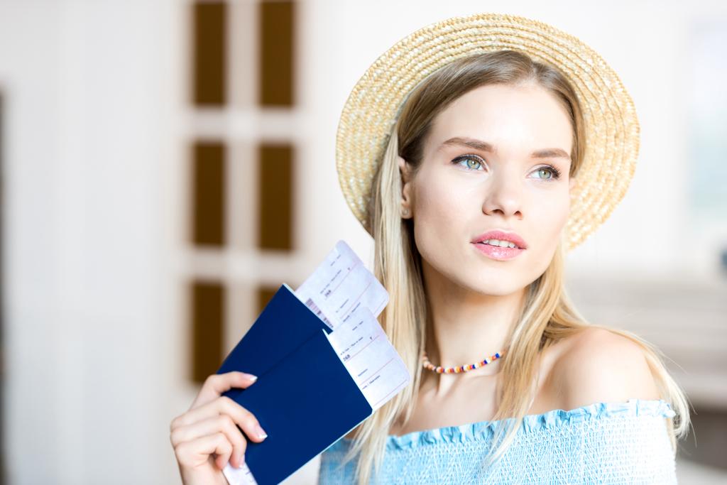 Mujer con pasaportes y billetes
  - Foto, Imagen