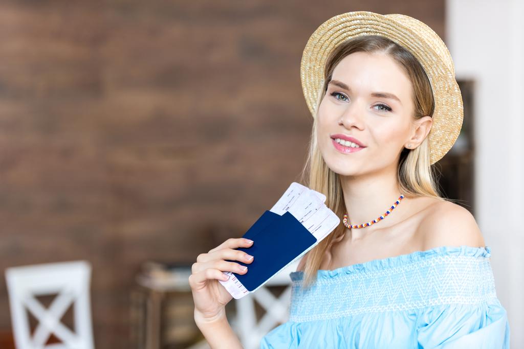 Mujer con pasaportes y billetes
  - Foto, imagen
