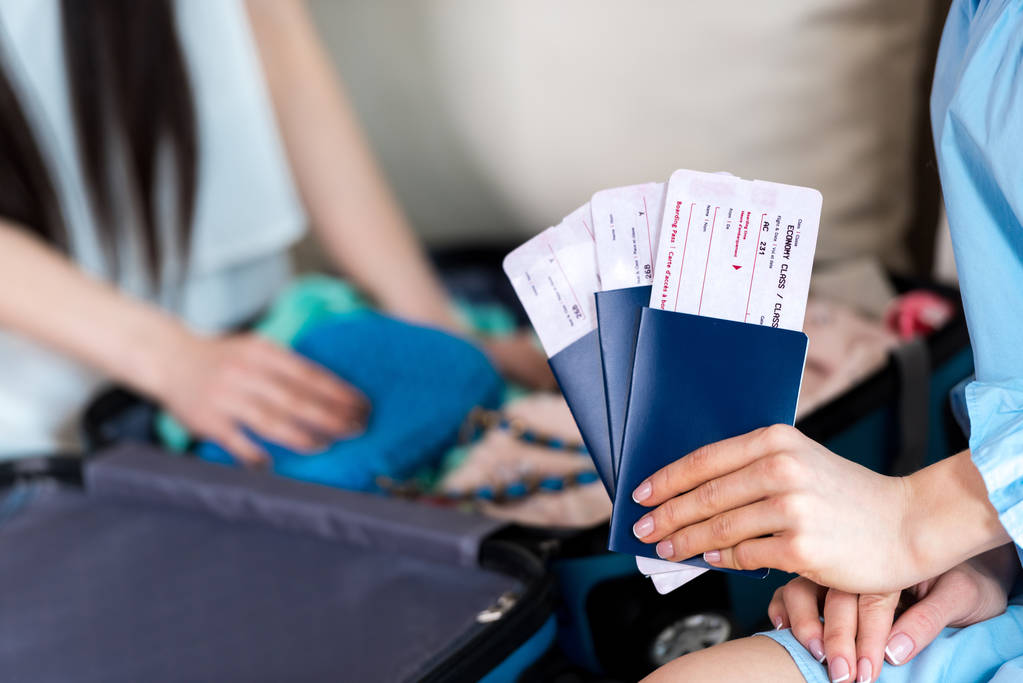 Vrouw met paspoorten en tickets  - Foto, afbeelding