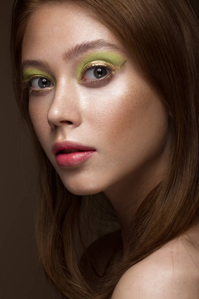 Красивая рыжая девушка с креативным зеленым макияжем. Красота лица
. - Фото, изображение