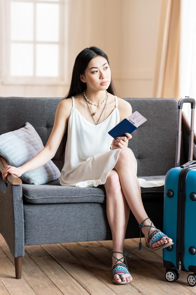 Aziatische vrouw reiziger zitten met koffer - Foto, afbeelding