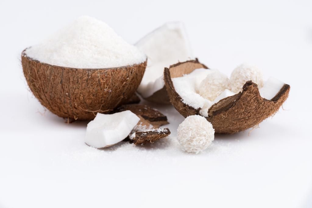 Gebarsten kokosnoot met krullen  - Foto, afbeelding