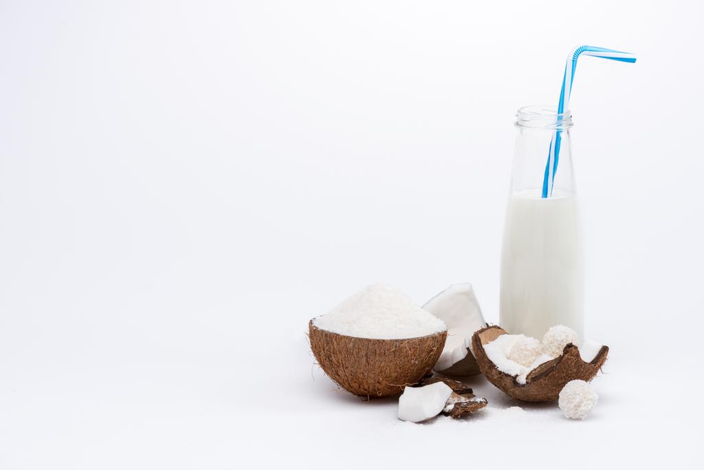 кокосове молоко і горіх
  - Фото, зображення