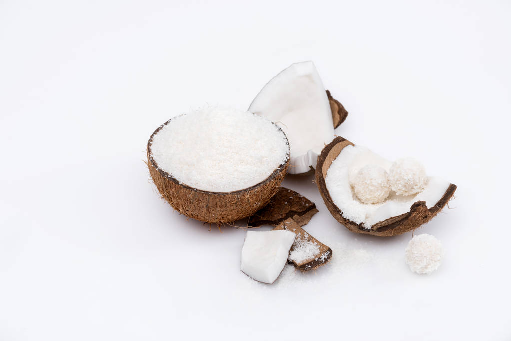Gebarsten kokosnoot met krullen  - Foto, afbeelding