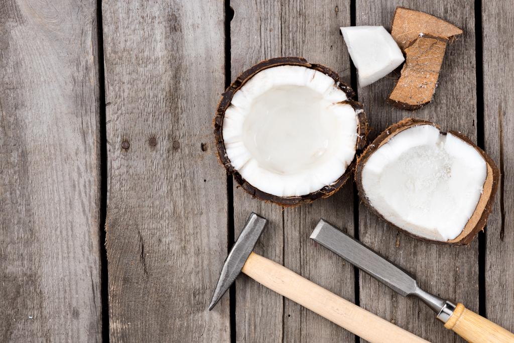 kousky čerstvé tropické kokosové s nástroji - Fotografie, Obrázek