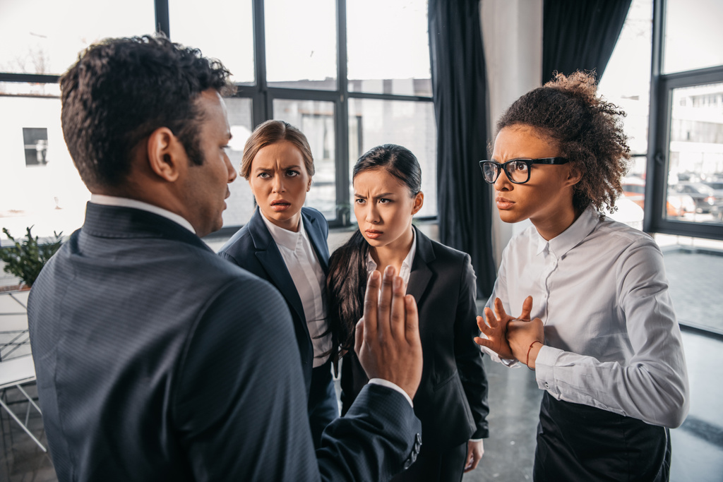 Geschäftsleute in Formalbekleidung streiten sich im Büro - Foto, Bild