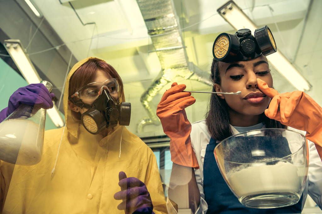 vrouw snuiven drugs in laboratorium - Foto, afbeelding