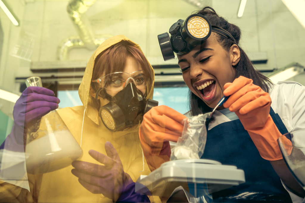 vrouwen voorbereiding van drugs in laboratorium - Foto, afbeelding