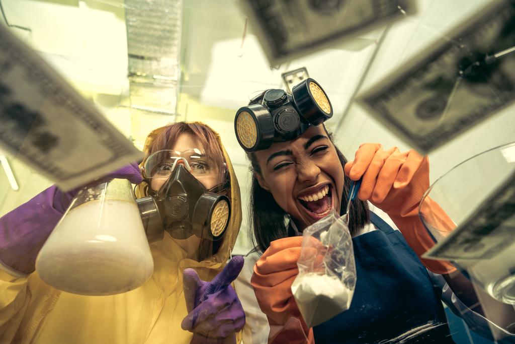 жінки готують ліки в лабораторії
 - Фото, зображення