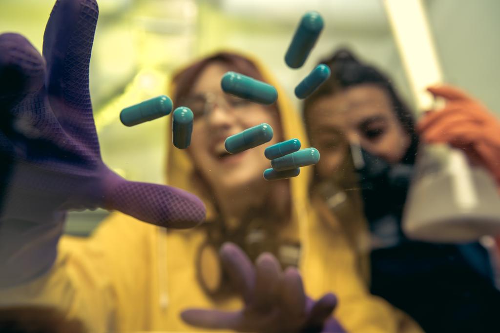 mujeres químicas en el laboratorio científico con drogas
 - Foto, imagen