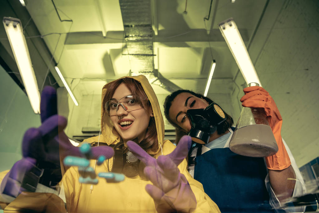 vrouwen chemici in wetenschappelijk laboratorium met drugs - Foto, afbeelding