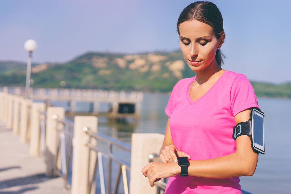 Kobieta za pomocą tracker inteligentny zegarek - Zdjęcie, obraz