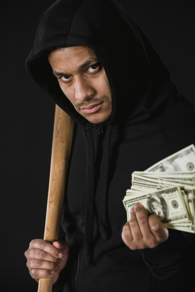 грабитель с бейсбольной битой и деньгами
 - Фото, изображение