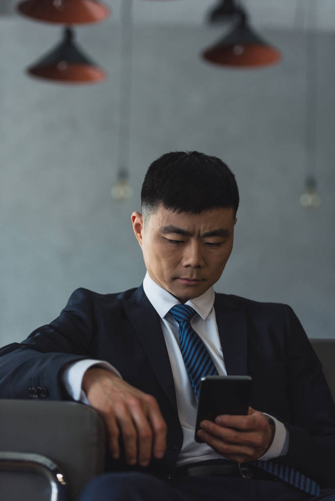 Asiatico uomo d'affari utilizzando smartphone
 - Foto, immagini