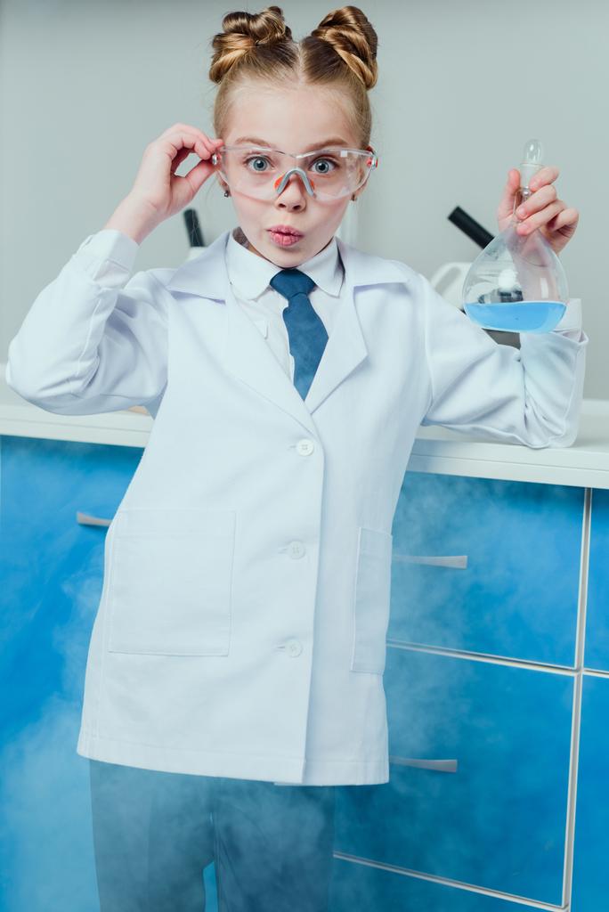 petit scientifique en laboratoire
  - Photo, image
