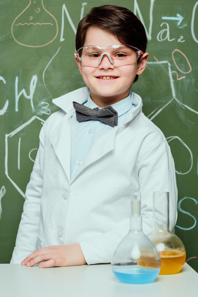menino de jaleco e óculos de proteção
 - Foto, Imagem