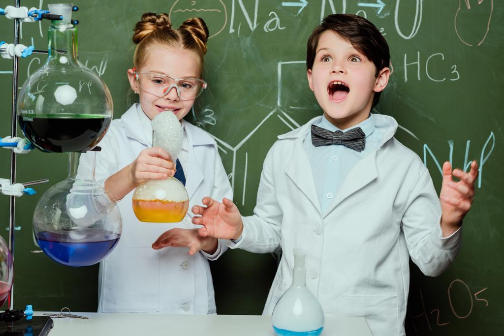 kinderen in witte jassen in laboratorium - Foto, afbeelding