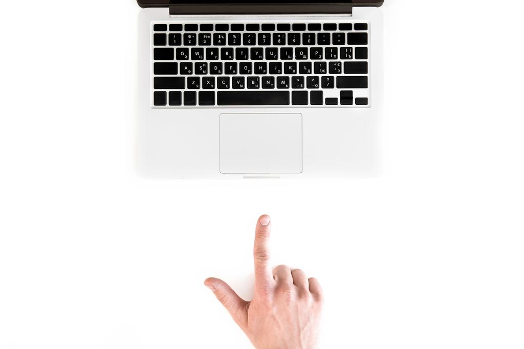 menselijke hand en laptop  - Foto, afbeelding