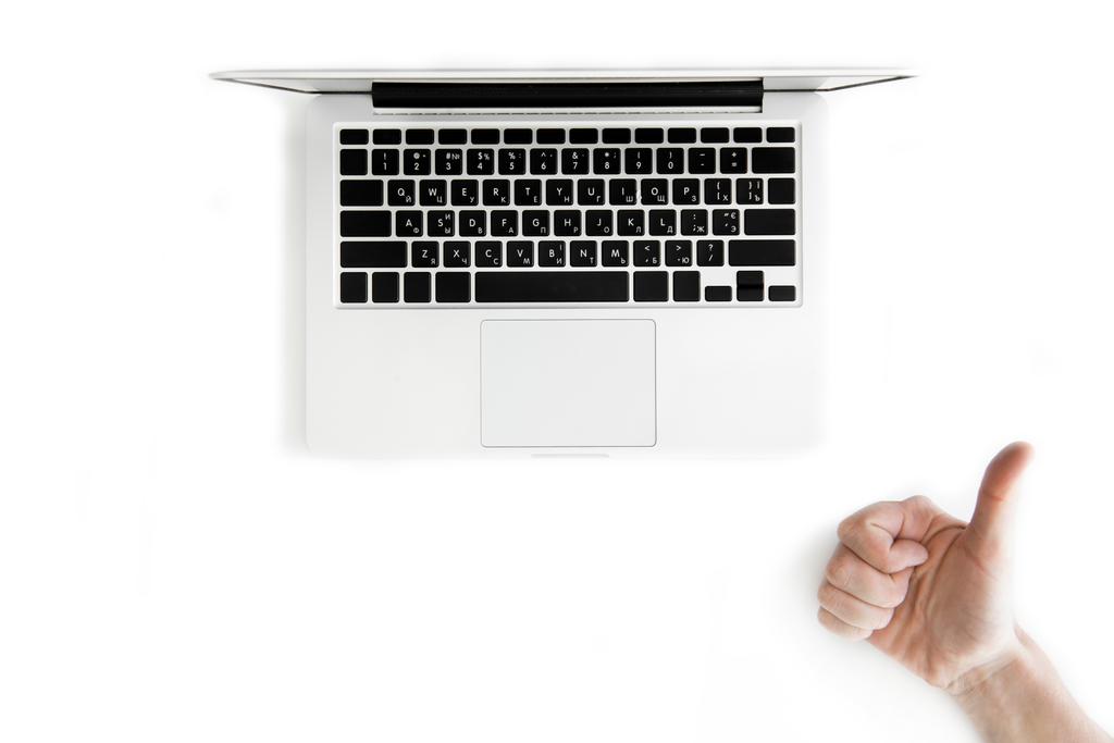 main humaine et ordinateur portable
  - Photo, image