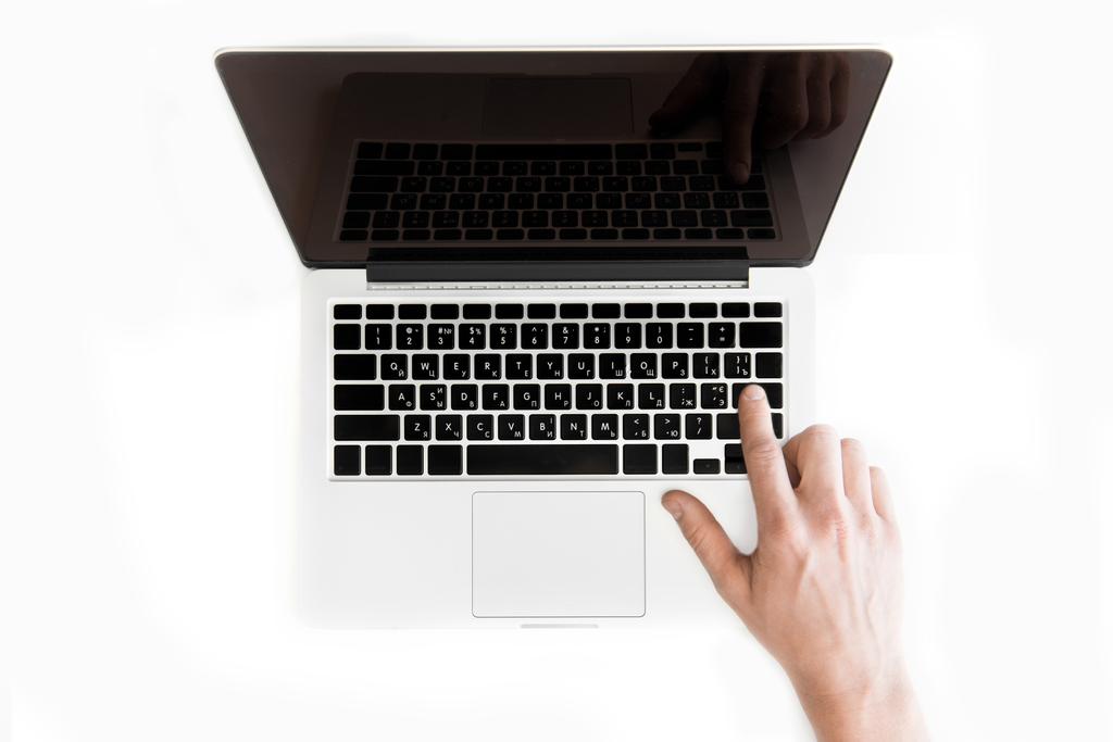 mão humana e laptop
  - Foto, Imagem