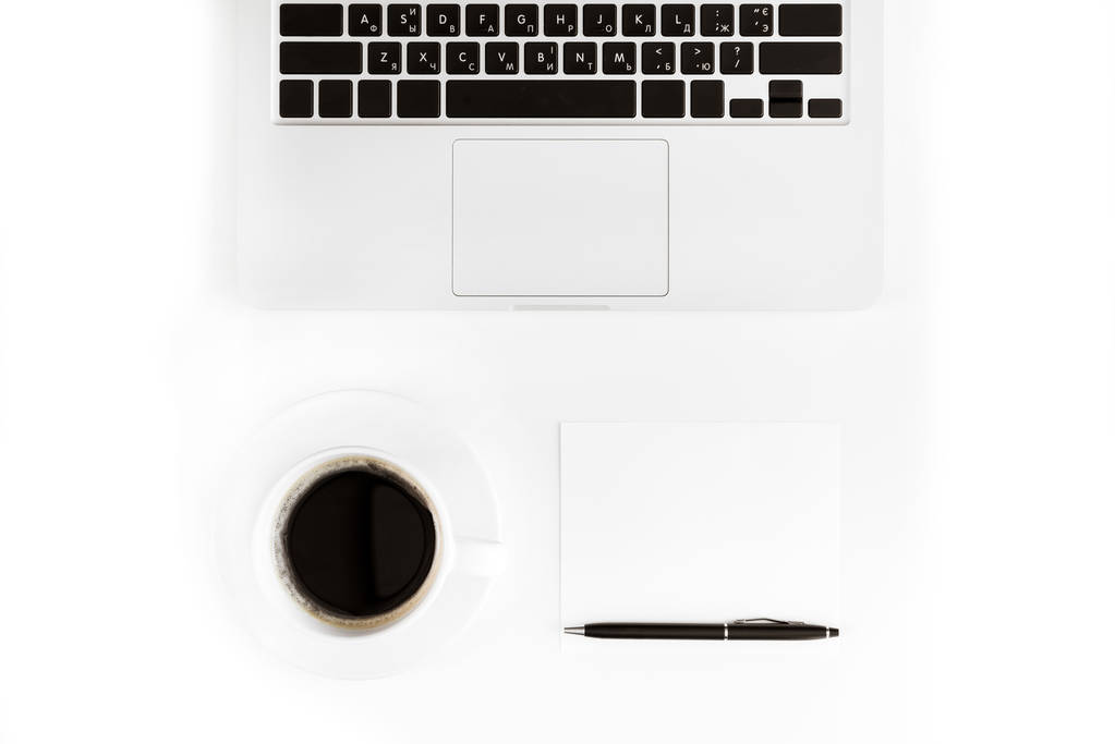 Laptop e tazza di caffè sul posto di lavoro
  - Foto, immagini