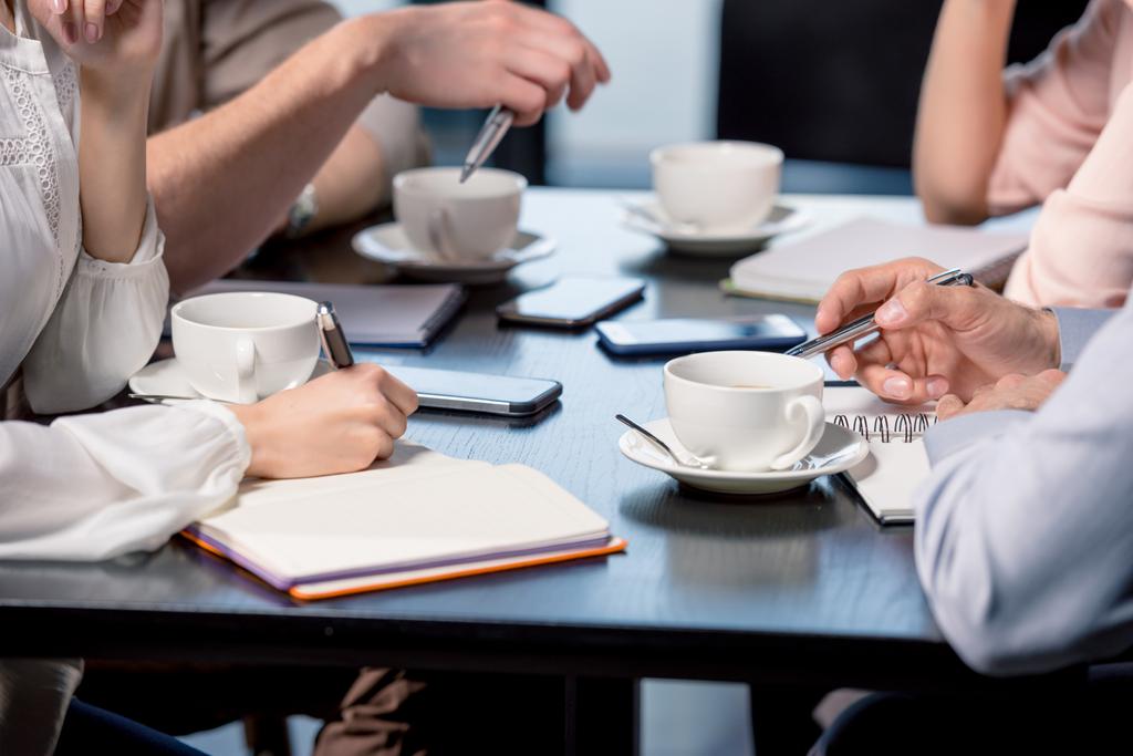 Rencontre d'affaires dans un café
  - Photo, image
