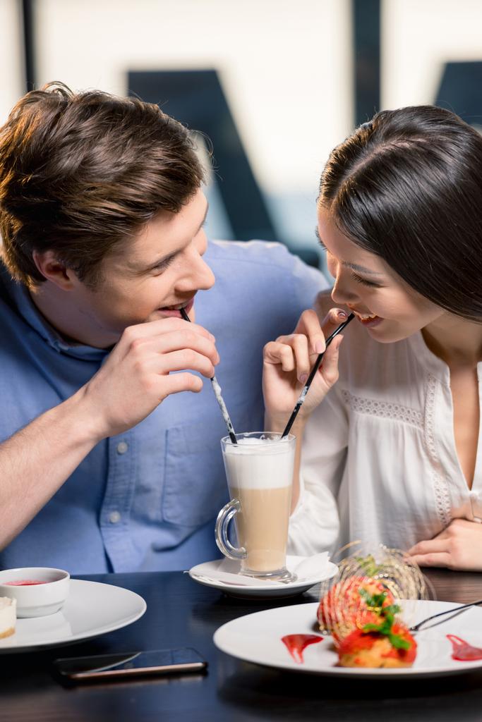 Verliebtes Paar in Restaurant  - Foto, Bild