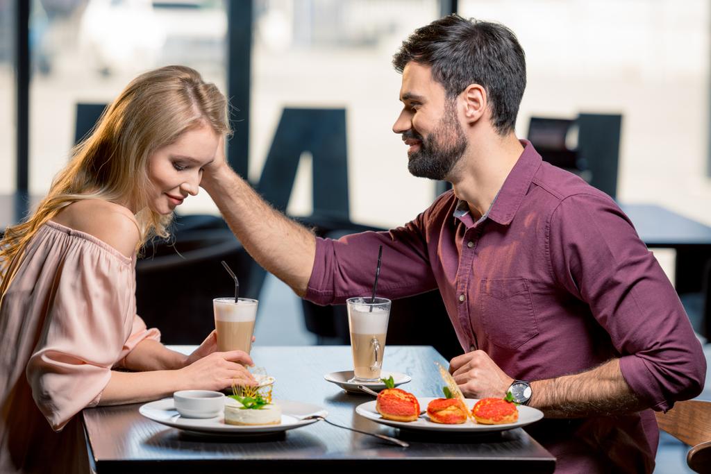 pareja enamorada almorzando
 - Foto, imagen