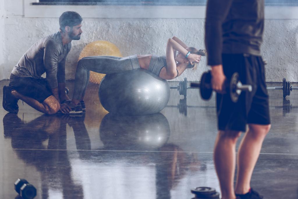 deportista haciendo abdominales
 - Foto, imagen