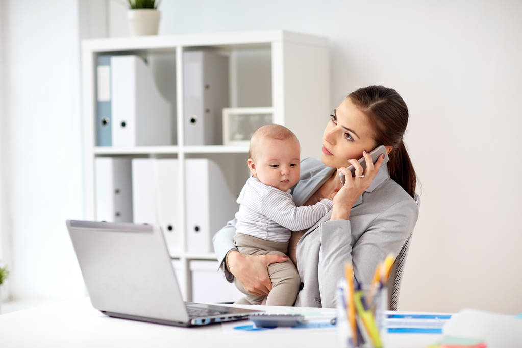 赤ちゃんとオフィスでスマート フォンを実業家 - 写真・画像