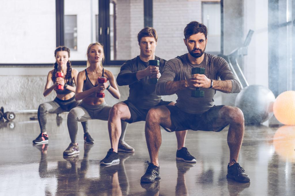 Οι άνθρωποι που αθλούνται άσκηση στο γυμναστήριο  - Φωτογραφία, εικόνα