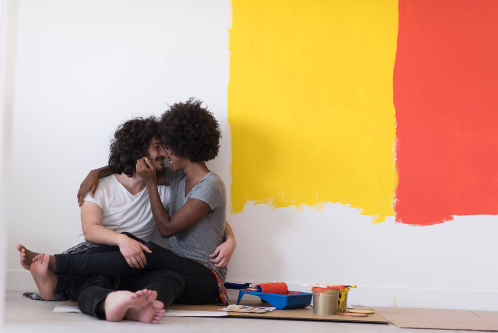 giovane coppia multietnica rilassante dopo la pittura
 - Foto, immagini