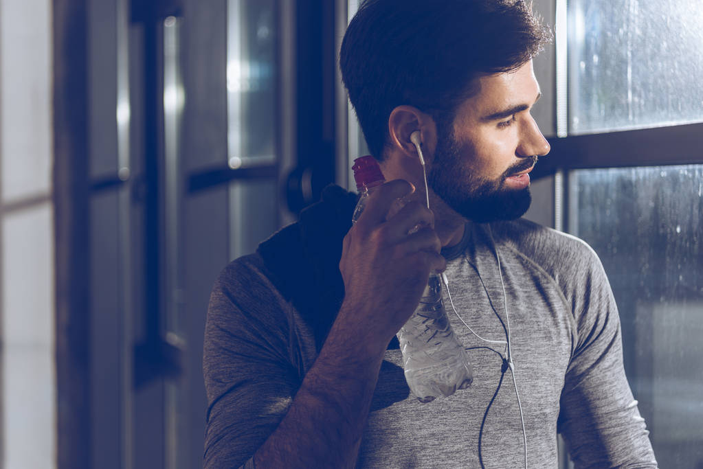 Az ember hallgat zenét a fülhallgató - Fotó, kép