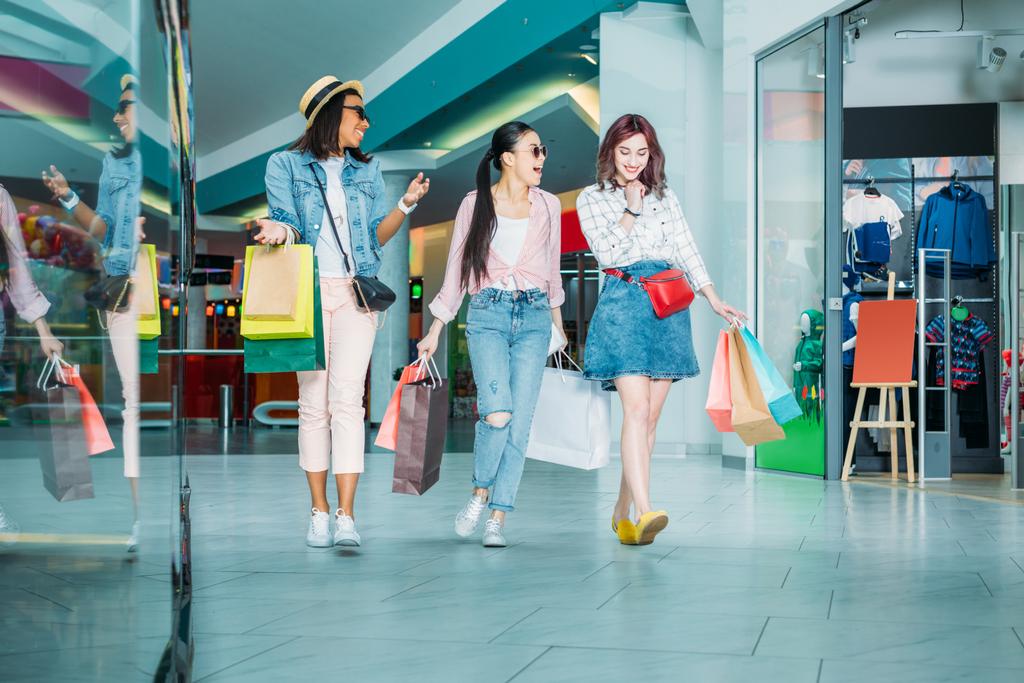 Bevásárlótáskás fiatal nők  - Fotó, kép