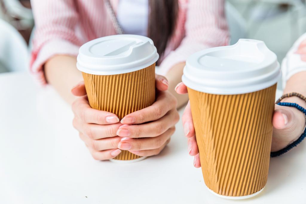 femmes tenant des tasses de café
 - Photo, image