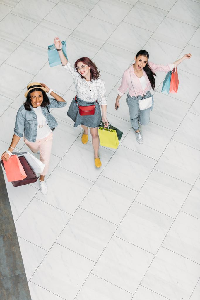 Junge Frauen mit Einkaufstüten  - Foto, Bild