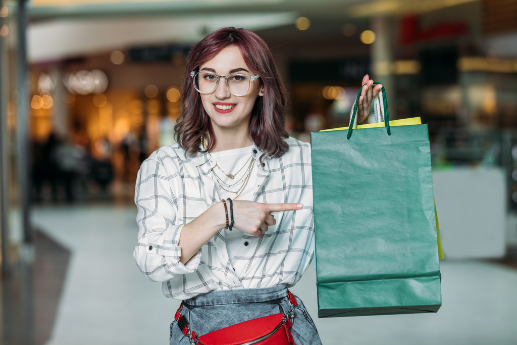 mladá žena s nákupními taškami  - Fotografie, Obrázek