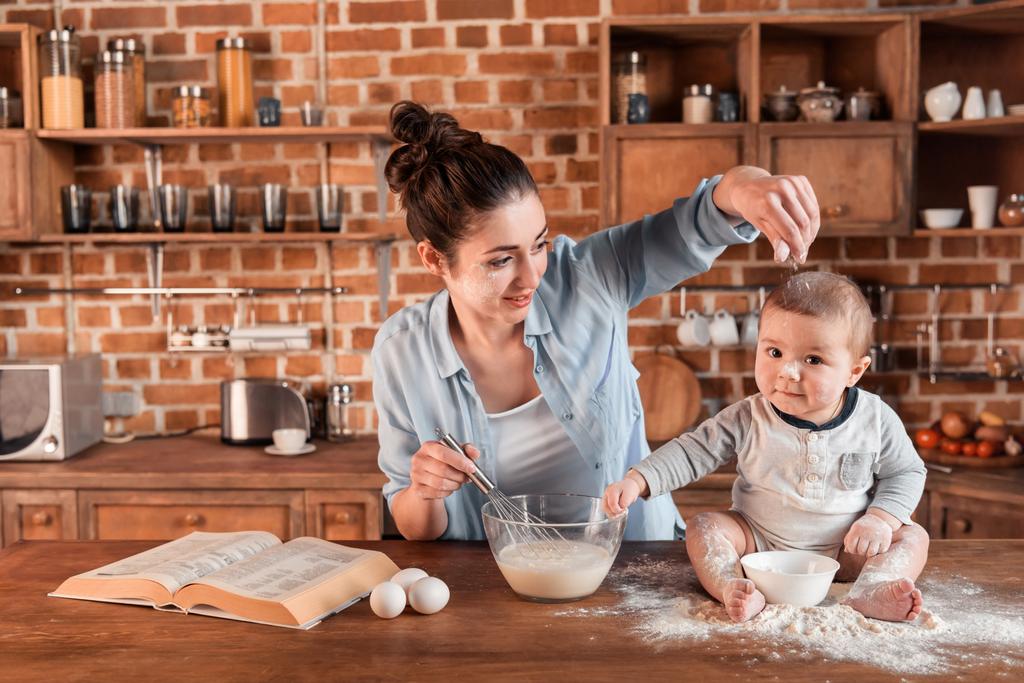 Anne ve oğlu Kurabiye Pişirme - Fotoğraf, Görsel