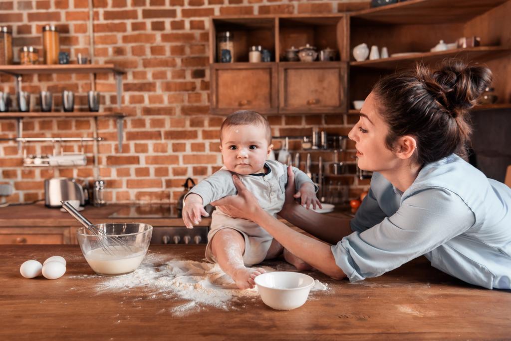 moeder en zoon koekjes bakken - Foto, afbeelding