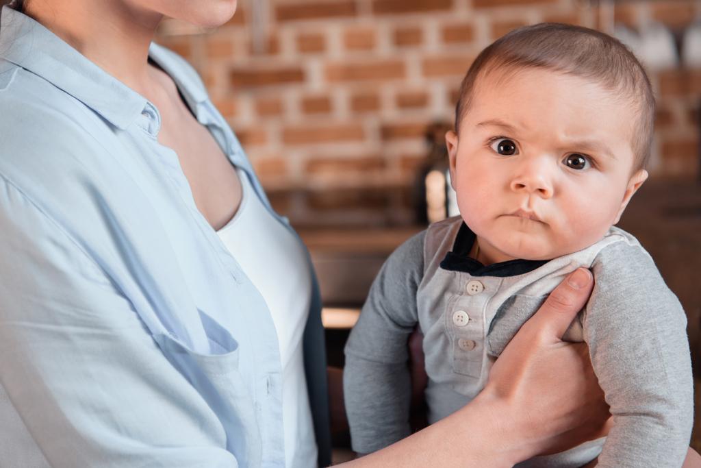 真剣な表情と男の赤ちゃん  - 写真・画像