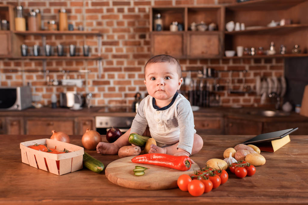 Petit garçon sur la table de cuisine
 - Photo, image