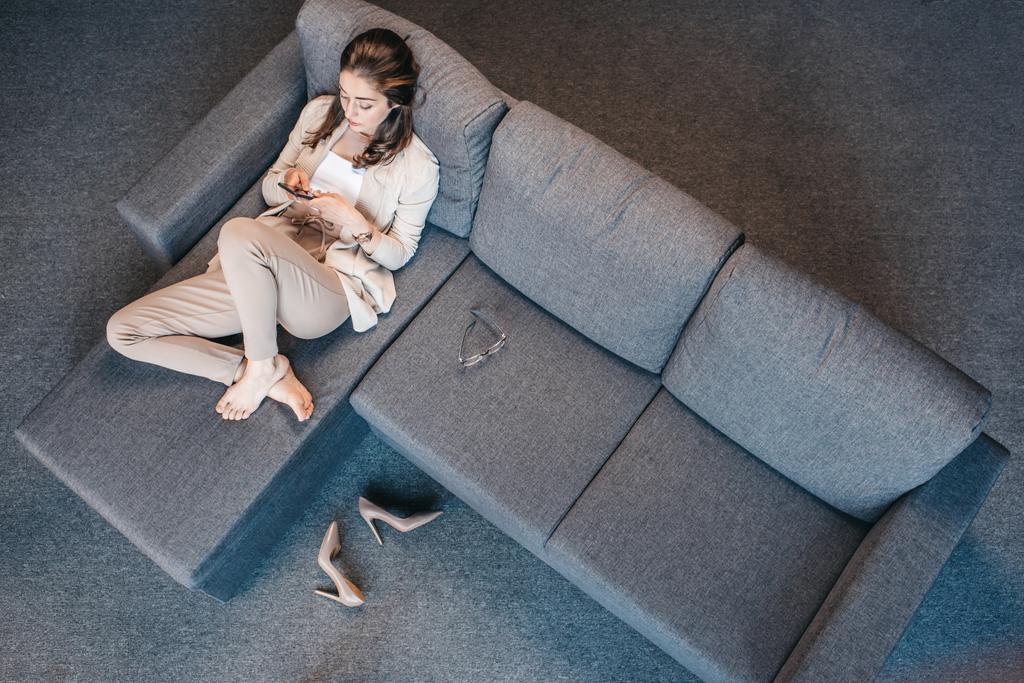 Müde Geschäftsfrau ruht auf Couch - Foto, Bild