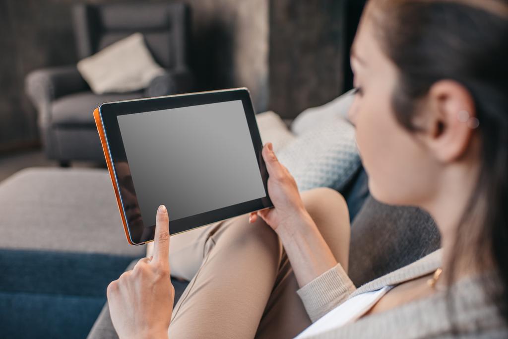 kobieta stosująca tablet cyfrowy - Zdjęcie, obraz