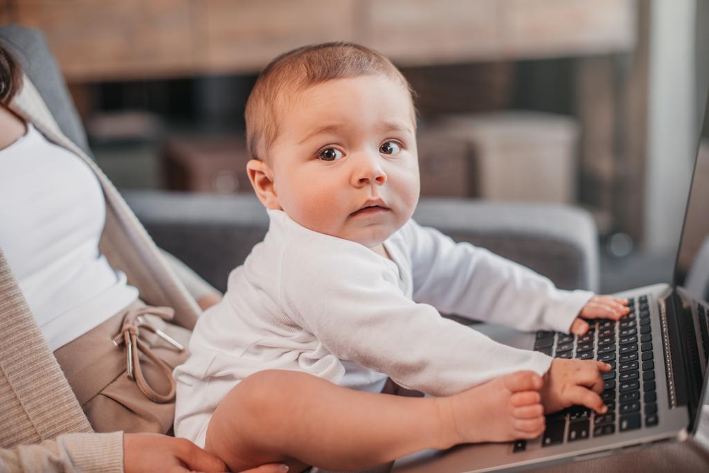 赤ちゃん男の子座って探検ノート パソコン - 写真・画像