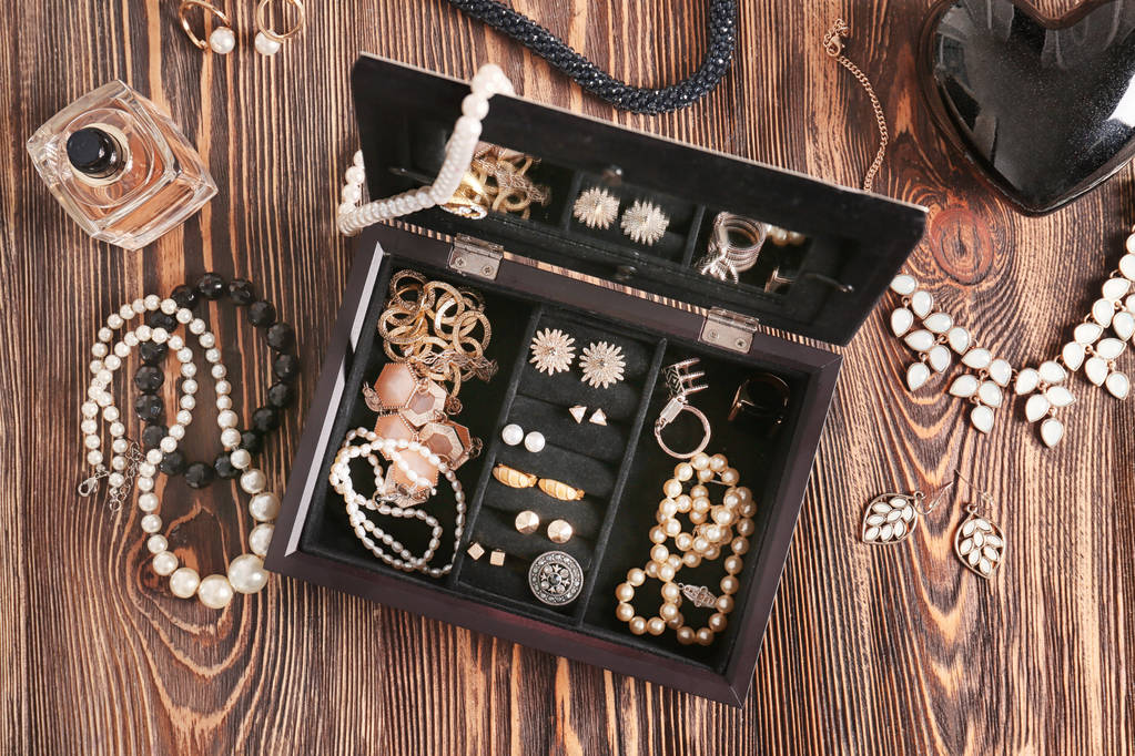 Sieraden accessoires in doos - Foto, afbeelding