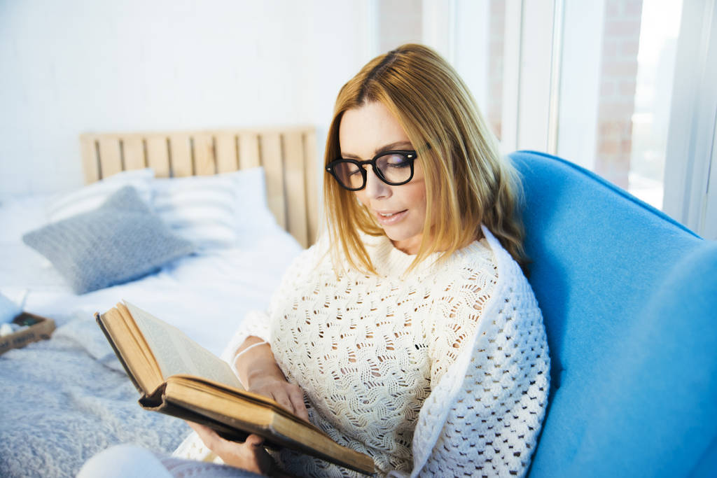 Mujer leyendo libro grande
 - Foto, imagen