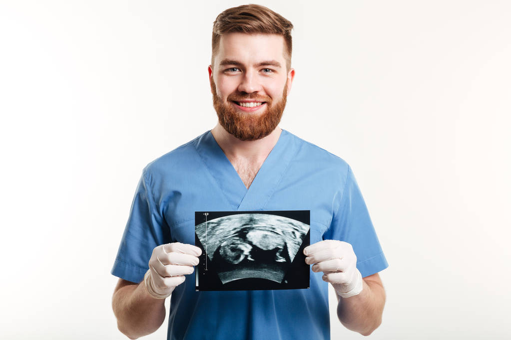 Retrato de um jovem médico sorridente mostrando radiografia
 - Foto, Imagem